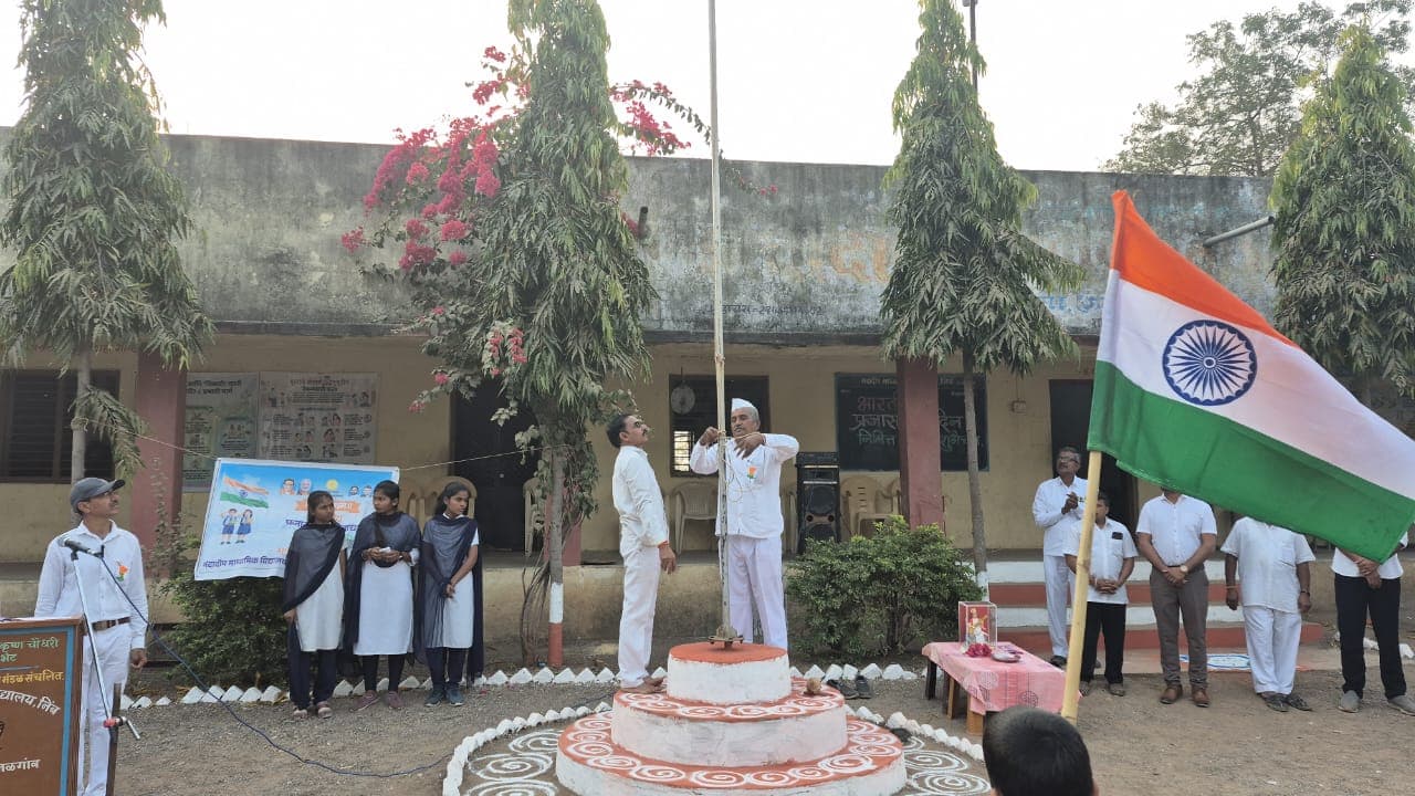 संयुक्त प्रभात फेरीने दुमदुमले निंब गाव; नंदादीप विद्यालय आणि जि.प. शाळेत उत्साहात ध्वजारोहण!