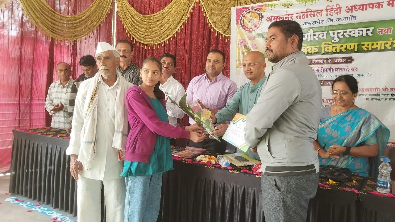 “हिंदी भाषेचा गौरव व शिक्षकांचा सन्मान; अमळनेर येथे तालुकास्तरीय निबंध स्पर्धेचा सोहळा”