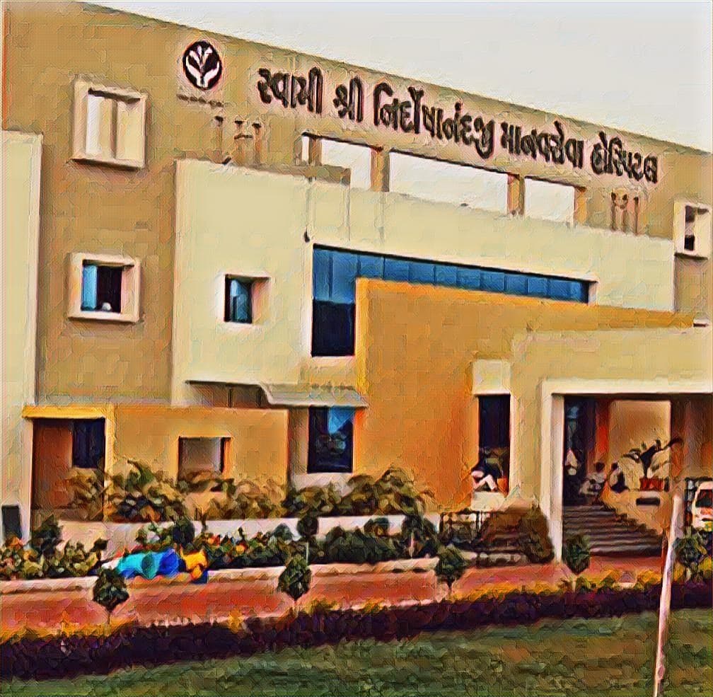 माणुसकीचे मंदिर: गुजरातच्या टिंबी गावात 'एक रुपया' न घेता मिळतात मोफत उपचार!