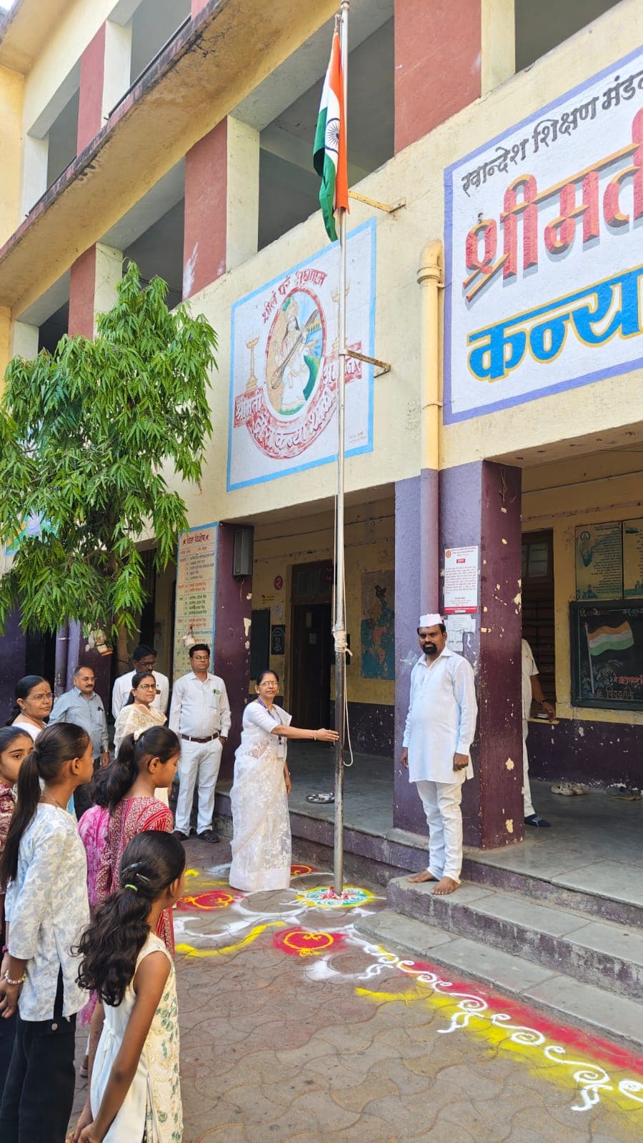 डी आर कन्या शाळेत आज महाराष्ट्र दिवस साजरा करण्यात आला...
