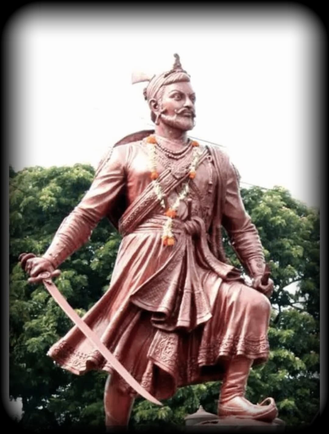 "अष्टपैलू शंभूराजे: युद्धाचा सेनानी अन् विद्वानांचा शिरोमणी!"